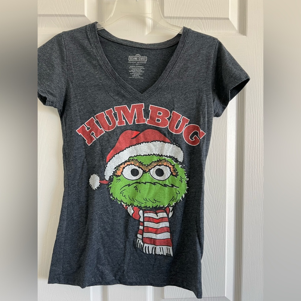 Size medium gray Sesame Street Oscar the Grouch bag humbug grinch vneck shirt.